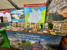 Prospektpräsentation am Messestand Urlaub in Deutschland