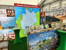 Prospektpräsentation am Messestand Urlaub in Deutschland