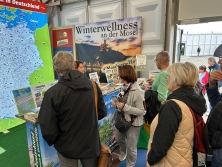 Prospektpräsentation am Messestand Urlaub in Deutschland