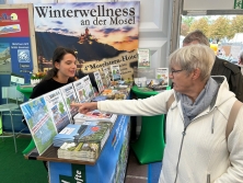 Prospektpräsentation am Messestand Urlaub in Deutschland