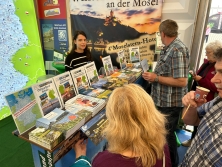 Prospektpräsentation am Messestand Urlaub in Deutschland