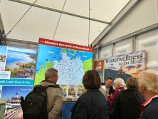 Prospektpräsentation am Messestand Urlaub in Deutschland
