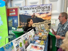 Prospektpräsentation am Messestand Urlaub in Deutschland