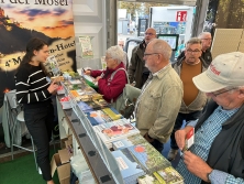 Prospektpräsentation am Messestand Urlaub in Deutschland