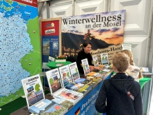 Prospektpräsentation am Messestand Urlaub in Deutschland