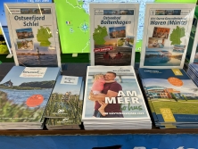 Prospektpräsentation am Messestand Urlaub in Deutschland