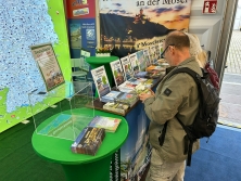 Prospektpräsentation am Messestand Urlaub in Deutschland