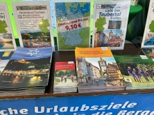 Prospektpräsentation am Messestand Urlaub in Deutschland