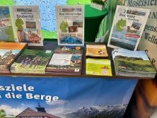 Prospektpräsentation am Messestand Urlaub in Deutschland