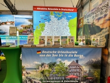 Prospektpräsentation am Messestand Urlaub in Deutschland