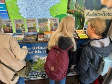 Prospektpräsentation am Messestand Urlaub in Deutschland
