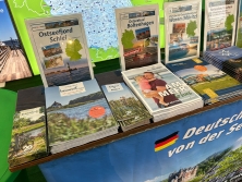 Prospektpräsentation am Messestand Urlaub in Deutschland