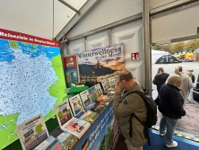 Prospektpräsentation am Messestand Urlaub in Deutschland