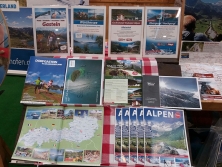 Prospektpräsentation am Messestand "Urlaub in den Alpen"