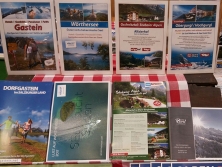 Prospektpräsentation am Messestand "Urlaub in den Alpen"