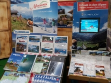 Prospektpräsentation am Messestand "Urlaub in den Alpen"