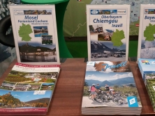 Prospektpräsentation am Messestand "Von der See bis in die Berge"