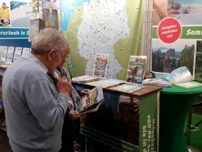 Prospektpräsentation am Messestand "Von der See bis in die Berge"