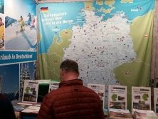 Prospektpräsentation am Messestand "Von der See bis in die Berge"