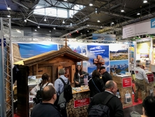 01-alpenjoy-pillerseetal-messestand-800x600px